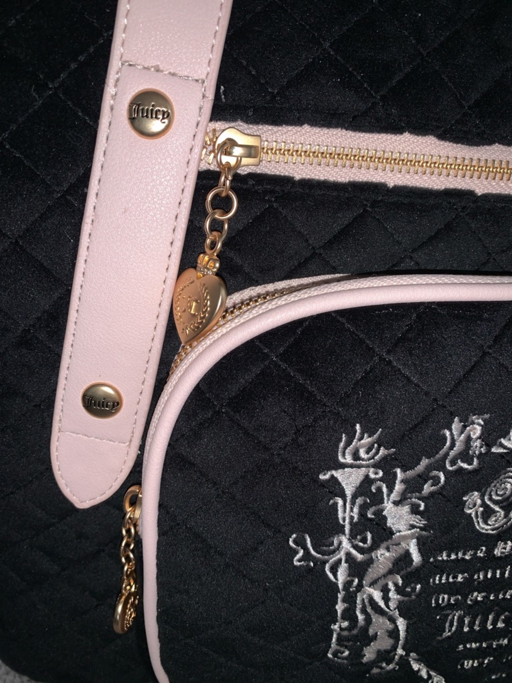 🆕- Juicy Couture JUICY TALE Black Quilted Weekender Bag with Pink Trim - Picture 5 of 9